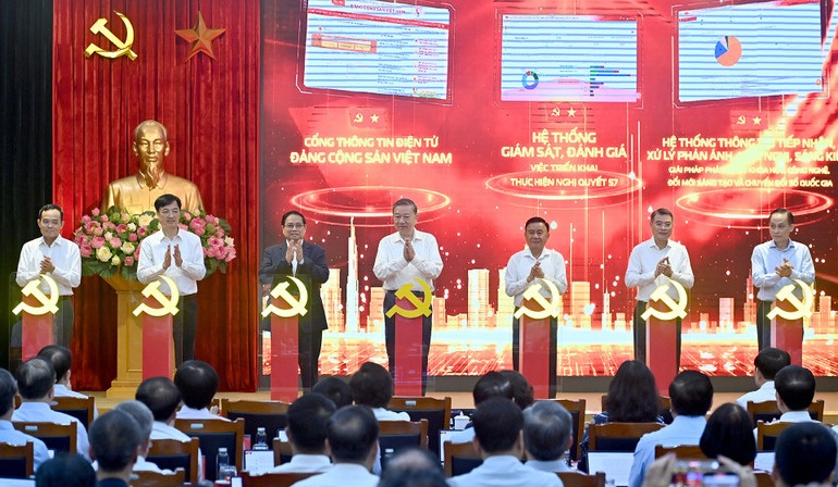 Tổng Bí thư Tô Lâm, Thủ tướng Chính phủ Phạm Minh Chính và các đồng chí lãnh đạo Đảng, Nhà nước thực hiện nghi thức ra mắt 3 nền tảng số phục vụ triển khai Nghị quyết số 57-NQ/TW.
