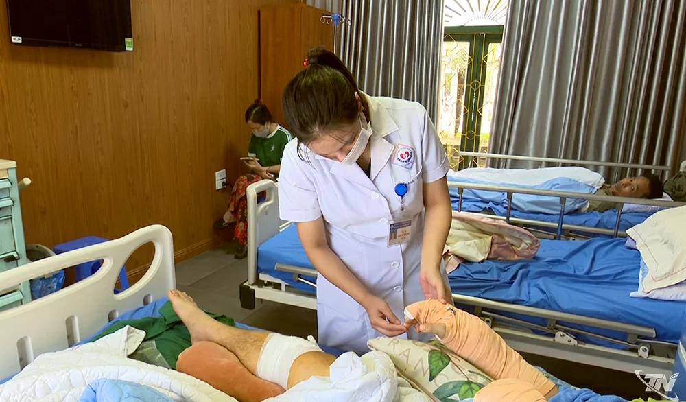 Bệnh nhân sau 3 ngày điều trị hồi lưu hai tay tốt, ngón tay có thể nhúc nhích (Ảnh: Mạnh Hùng).