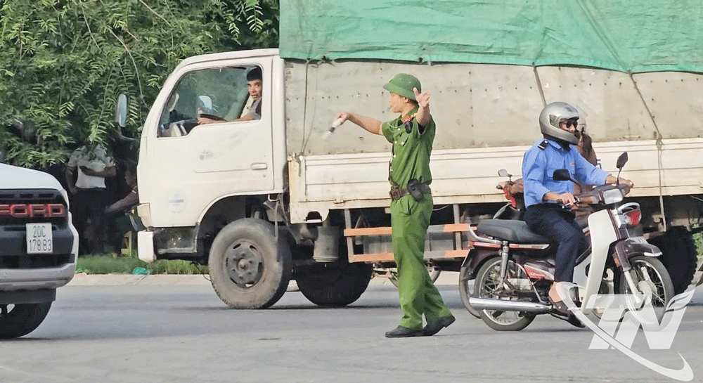 Lực lượng chức năng của phường Bách Quang phân luồng giao thông