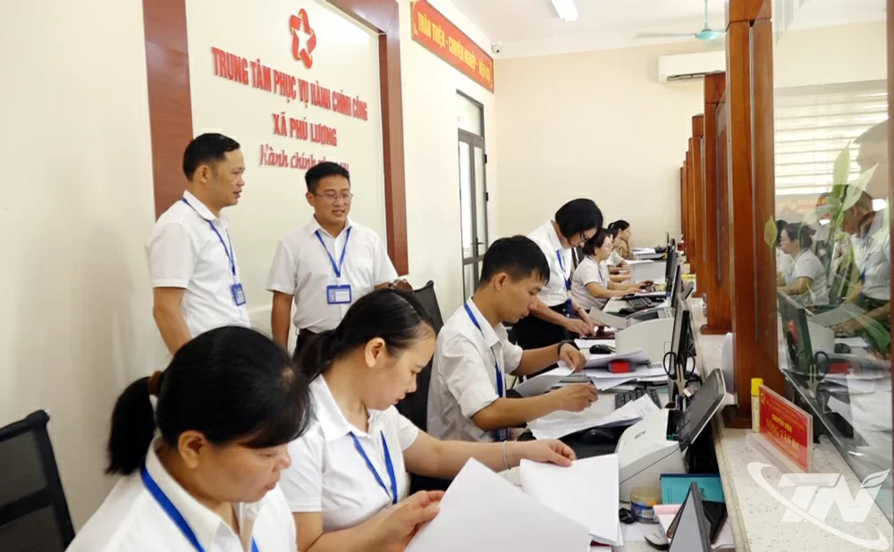 Chủ tịch UBND xã Phú Lương Hoàng Xuân Thủy (người đứng thứ 2 từ trái sang) kiểm tra hoạt động tại Trung tâm Hành chính công của xã.
