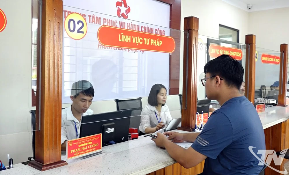 Người dân làm thủ tục tại Trung tâm Phục vụ hành chính công xã Phú Lương.