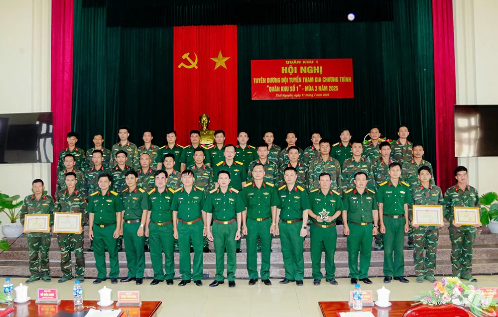 Các đại biểu chụp ảnh lưu niệm cùng đội tuyển tham gia Chương trình Quân khu số 1 - Thách đấu.
