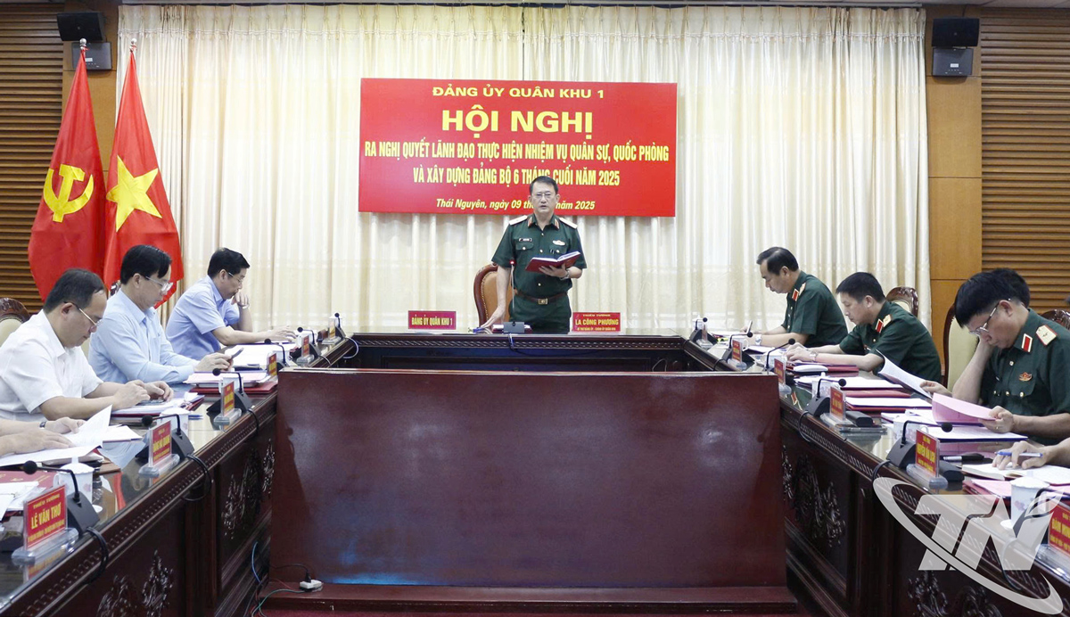 
Thiếu tướng La Công Phương, Bí thư Đảng ủy, Chính ủy Quân khu 1, chủ trì Hội nghị.