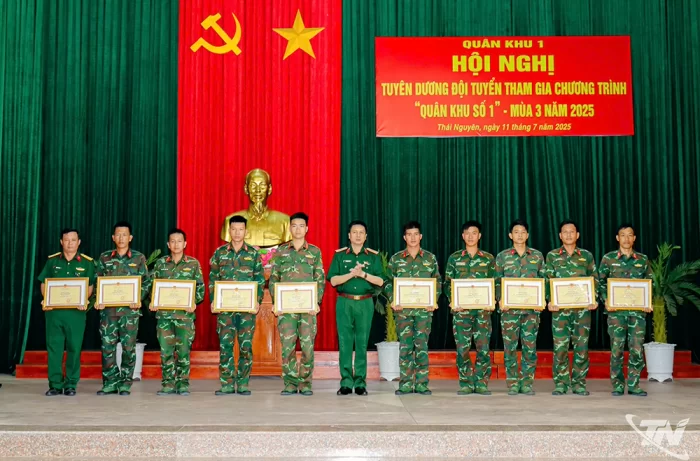 Tuyên dương Đội tuyển tham gia Chương trình 'Quân khu số 1 - Thách đấu'