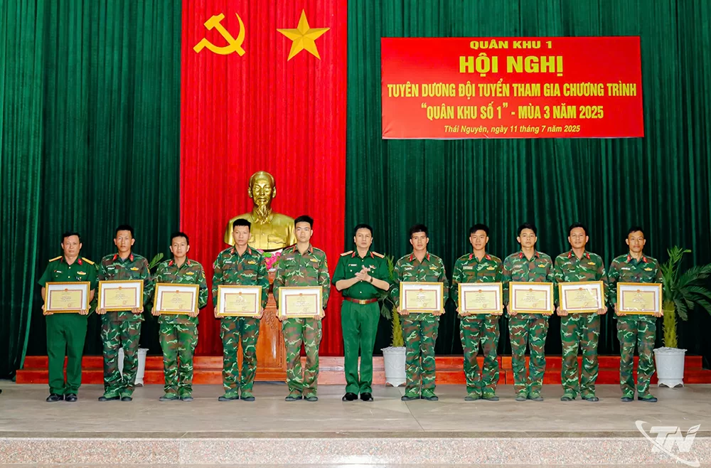 Thiếu tướng Dương Văn Quang trao Bằng khen cho đội tuyển tham gia Chương trình Quân khu số 1 - Thách đấu.
