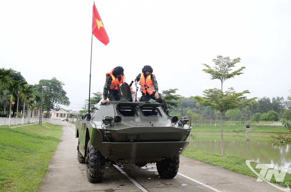Học viên làm công tác chuẩn bị trước khi bước vào nội dung huấn luyện thực hành điều khiển xe thiết giáp (BR-ĐM2) lội nước.