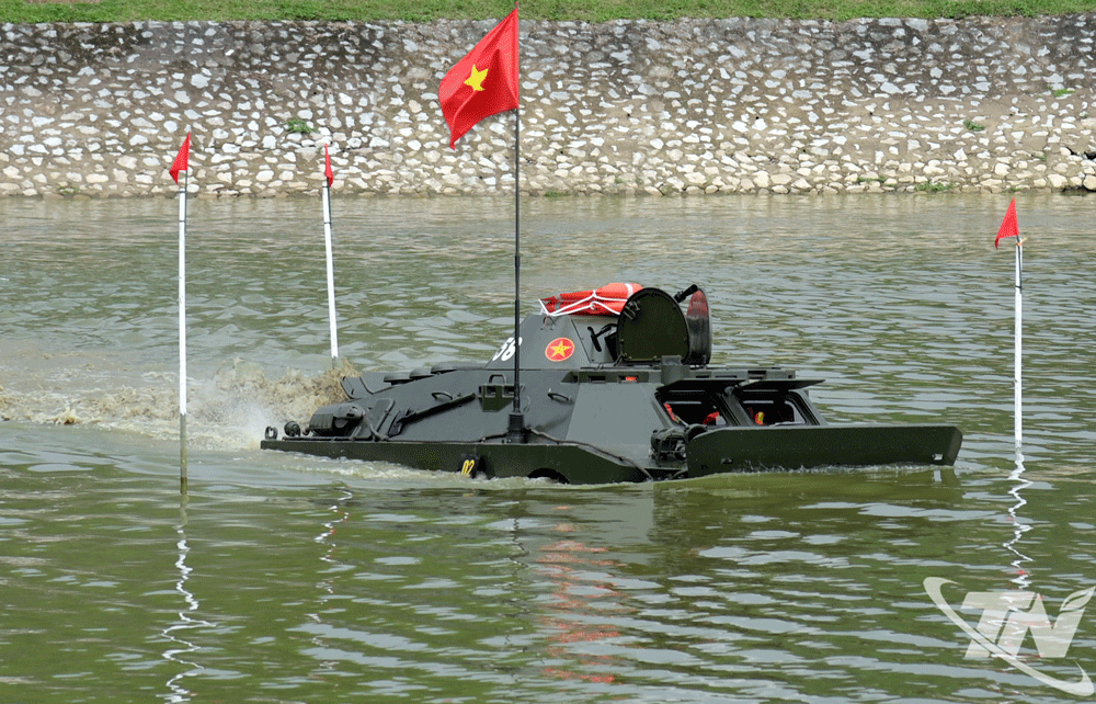 Thực hành điều khiển xe thiết giáp (BR-ĐM2) lội nước.