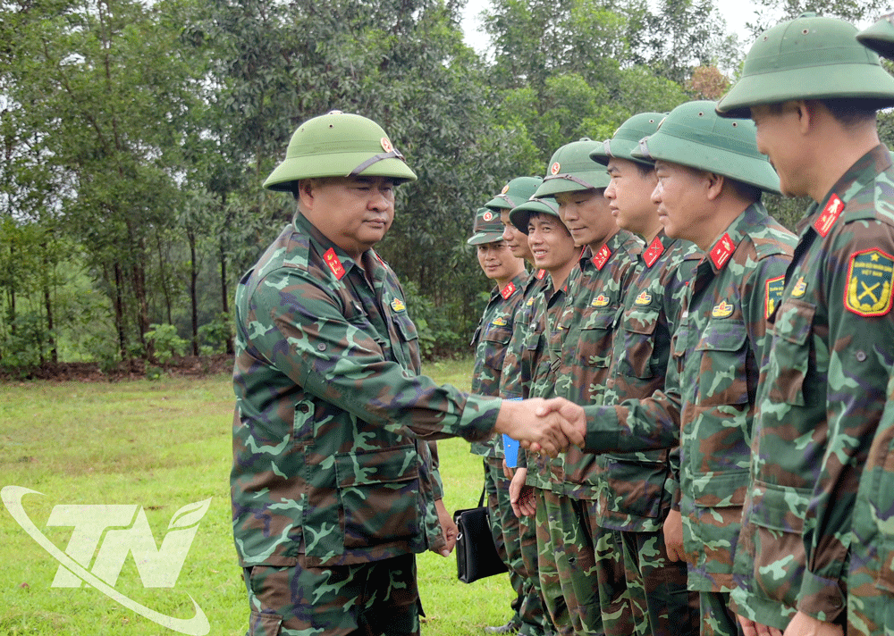 Đại tá Nguyễn Hữu Hùng, Chủ nhiệm Tăng - Thiết giáp Quân khu 1 động viên lực lượng lái xe tăng T54 sau khi hoàn thành nội dung huấn luyện.