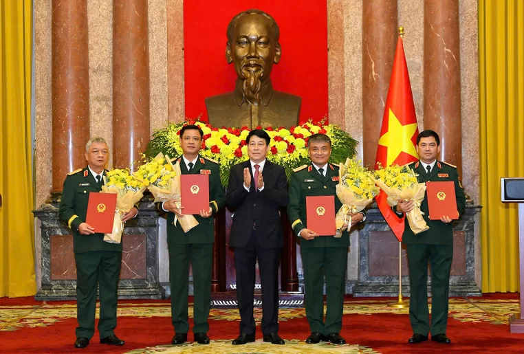 Chủ tịch nước trao quyết định thăng quân hàm Thượng tướng.