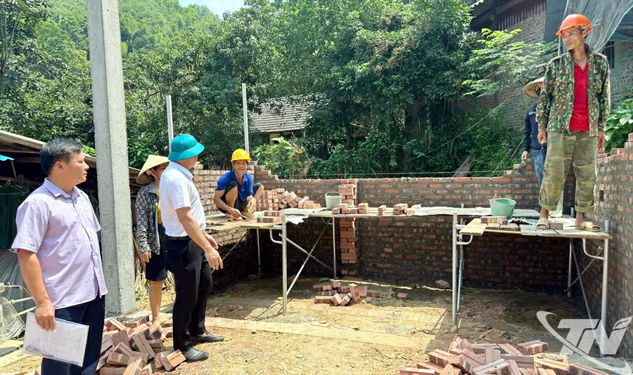 Lãnh đạo xã kiểm tra tiến độ xây dựng xóa nhà tạm, nhà dột nát tại thôn Hợp Thành, xã Thanh Mai.
