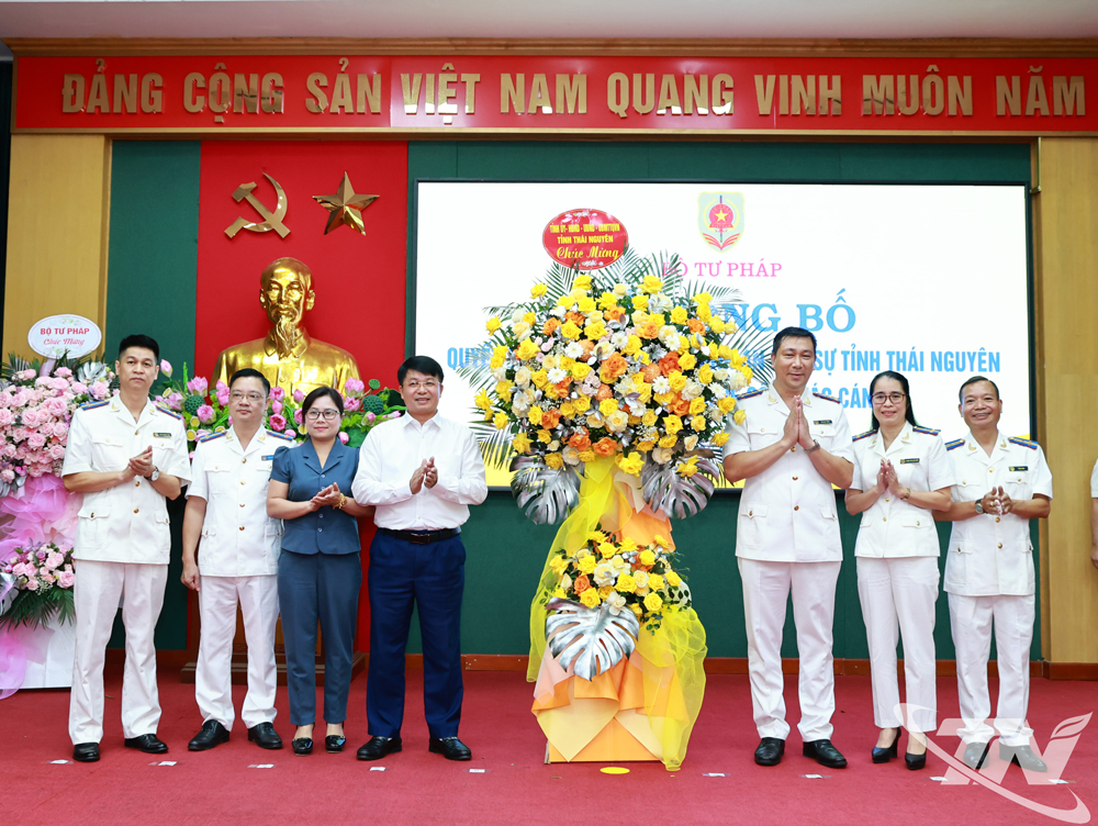 Đồng chí Nông Quang Nhất, Phó Chủ tịch UBND tỉnh và lãnh đạo Ủy ban MTTQ tỉnh tặng hoa chúc mừng lãnh đạo THADS tỉnh Thái Nguyên.