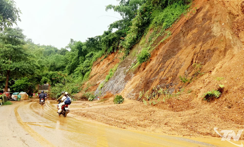 Một điểm sạt trượt sau mưa lớn trên Quốc lộ 3, đoạn qua xã Phủ Thông (ảnh chụp đầu tháng 7-2025).