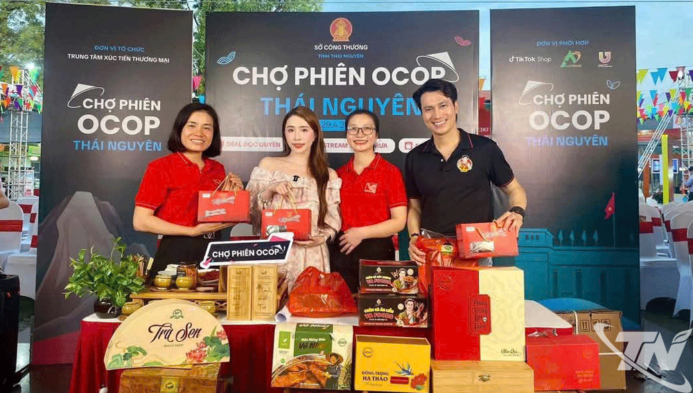 Tại các phiên chợ OCOP, tỉnh Thái Nguyên đã mời các diễn viên nổi tiếng kết hợp các chủ hợp tác xã livestream bán hàng.