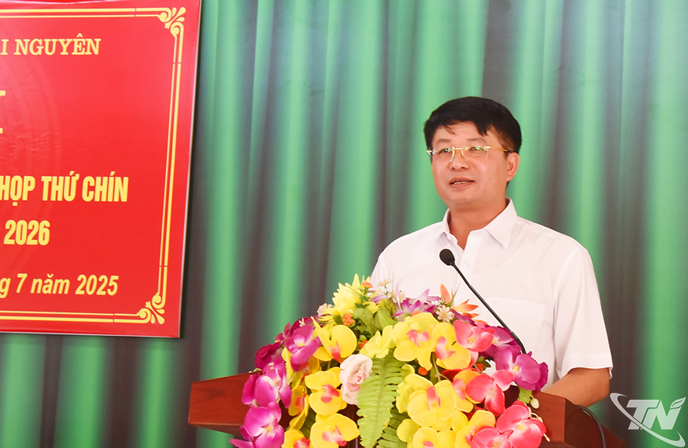 
Đại biểu Hà Sỹ Huân, Phó Trưởng đoàn chuyên trách Đoàn ĐBQH tỉnh giải đáp một số ý kiến của cử tri tại buổi tiếp xúc.
