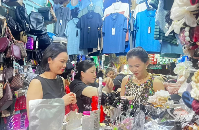 Tiểu thương hồi phục sau 'cú sốc' thuế điện tử