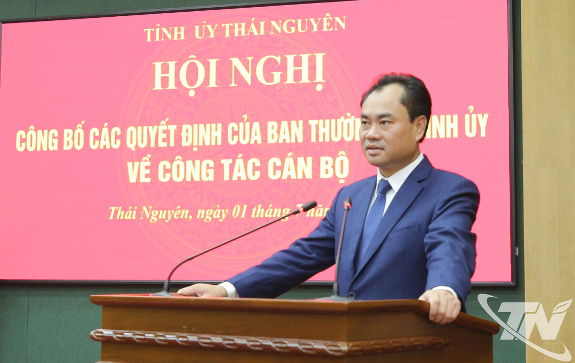 Đồng chí Bí thư Tỉnh ủy Trịnh Việt Hùng phát biểu giao nhiệm vụ cho các đồng chí được phân công, bổ nhiệm.