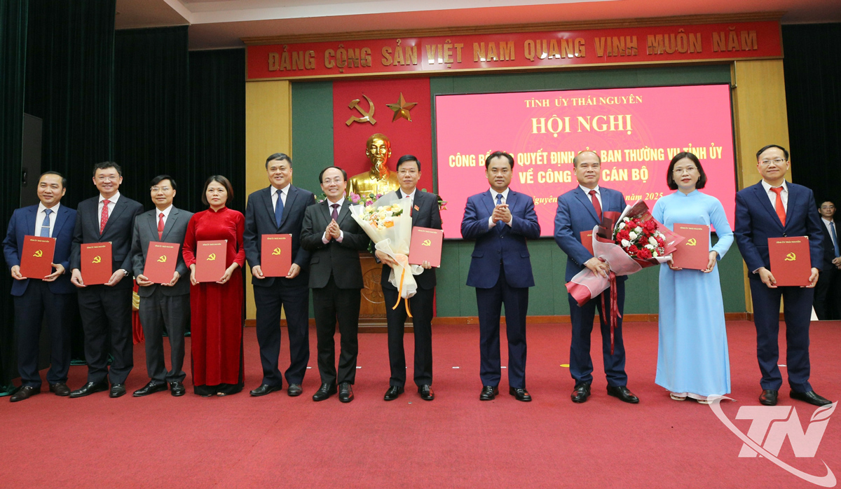 Đồng chí Bí thư Tỉnh ủy và đồng chí Phó Bí thư Thường trực Tỉnh ủy trao quyết định, chúc mừng các đồng chí được phân công, bổ nhiệm lãnh đạo Ban Tổ chức Tỉnh ủy, Ban Nội chính Tỉnh ủy.