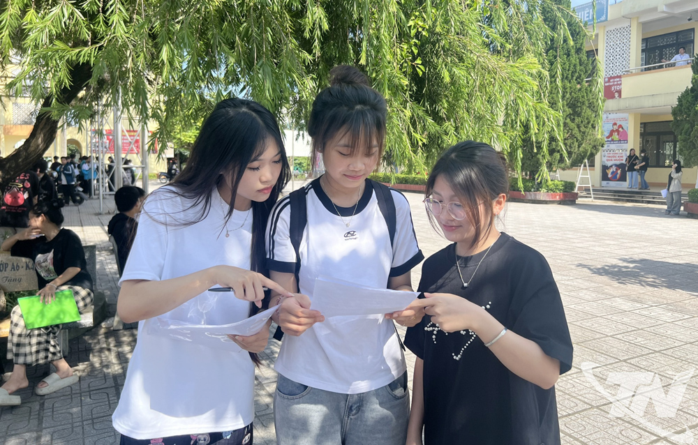 Thí sinh trao đổi kết quả sau khi hoàn thành bài thi tốt nghiệp THPT 2025.
