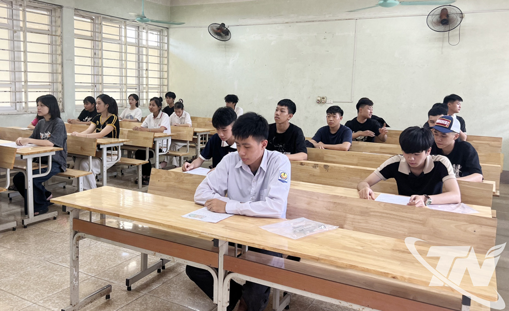 Các thí sinh trước giờ làm bài trong Kỳ thi tốt nghiệp THPT 2025.
