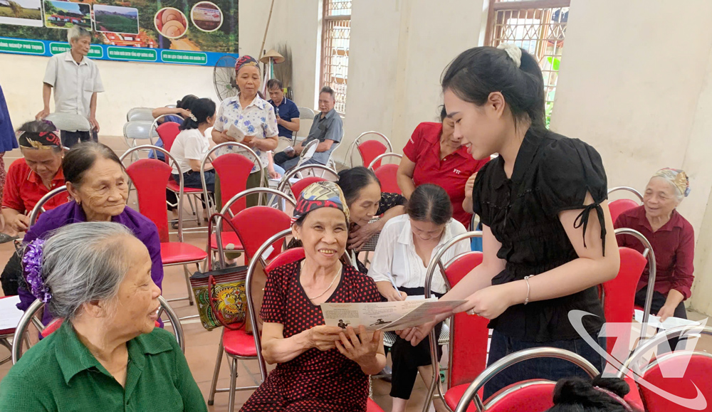 Trợ giúp viên, chuyên viên của Trung tâm Trợ giúp pháp lý nhà nước tỉnh (Sở Tư pháp) phát tờ rơi, tờ gấp pháp luật cho người dân.