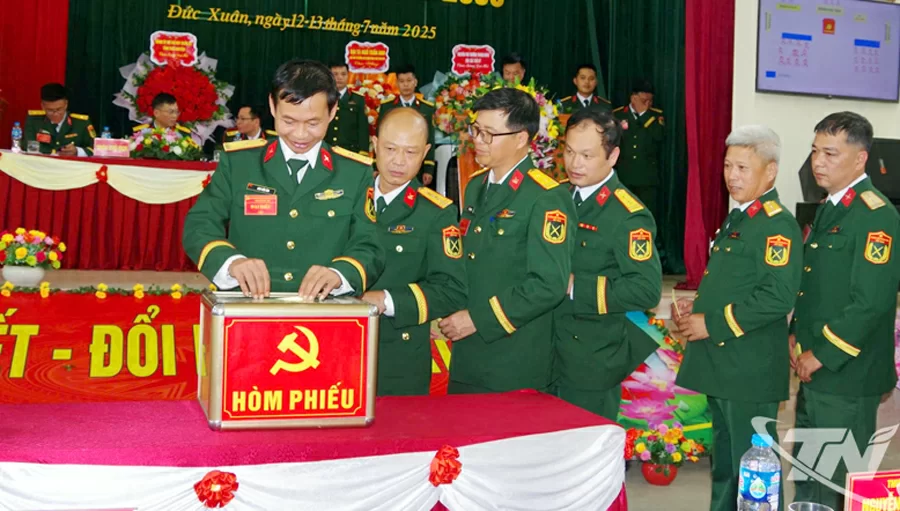 Các đảng viên Trung đoàn 750 bỏ phiếu bầu nhân sự.