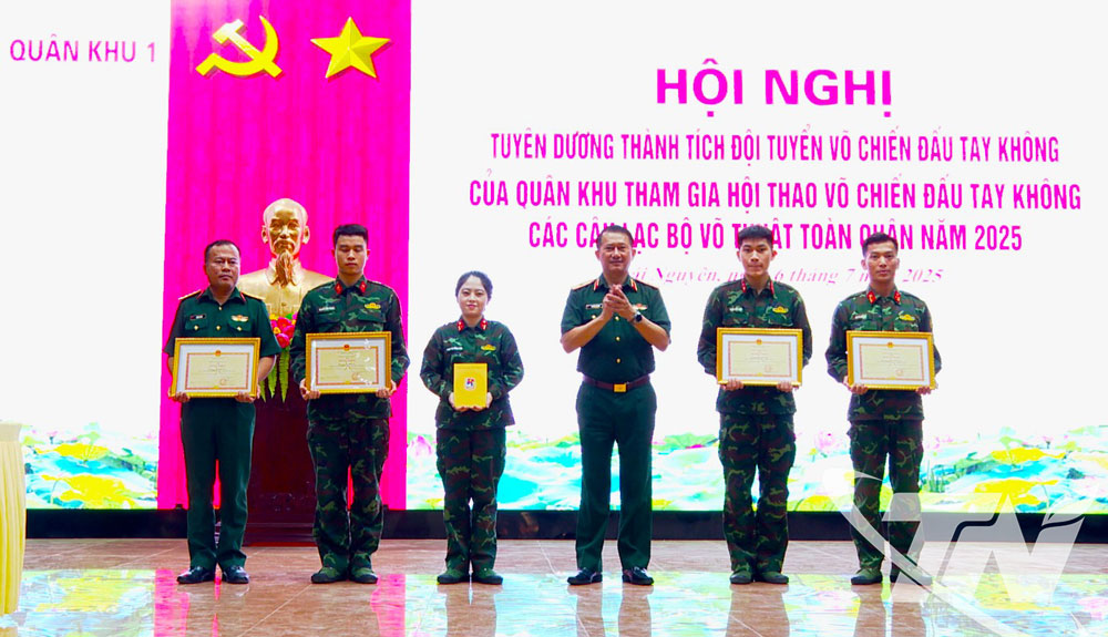 Thiếu tướng La Công Phương trao tặng Bằng khen cho các cá nhân Đội tuyển võ chiến đấu tay không Quân khu.