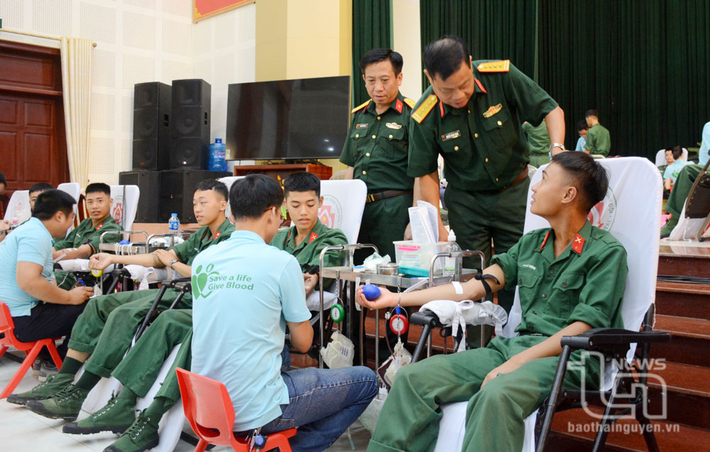 650 cán bộ, chiến sĩ tham gia hiến máu tình nguyện