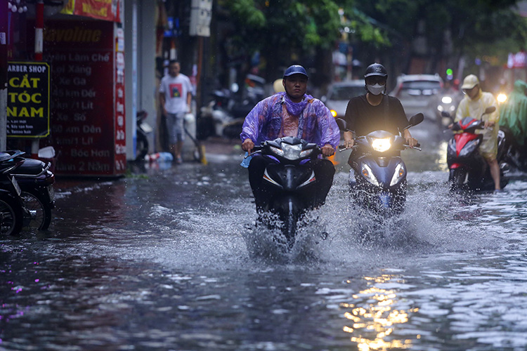 Thời tiết ngày 11/8: Bắc Bộ và Thanh Hóa mưa dông, Trung Bộ nắng nóng gay gắt