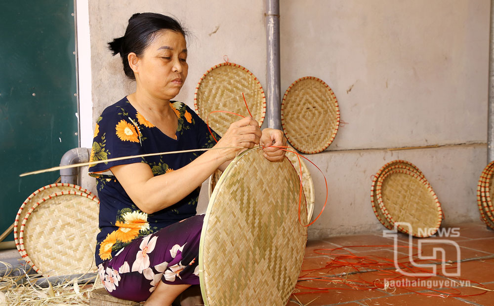 Người làm nghề chủ yếu là lao động trên 50 tuổi. Ngày công trung bình đạt từ 150-200 nghìn đồng.