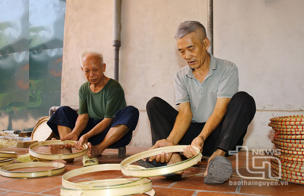 Giữ nghề đan mây tre truyền thống Thù Lâm