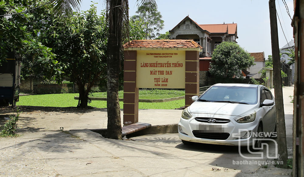 Cổng Làng nghề Thù Lâm.