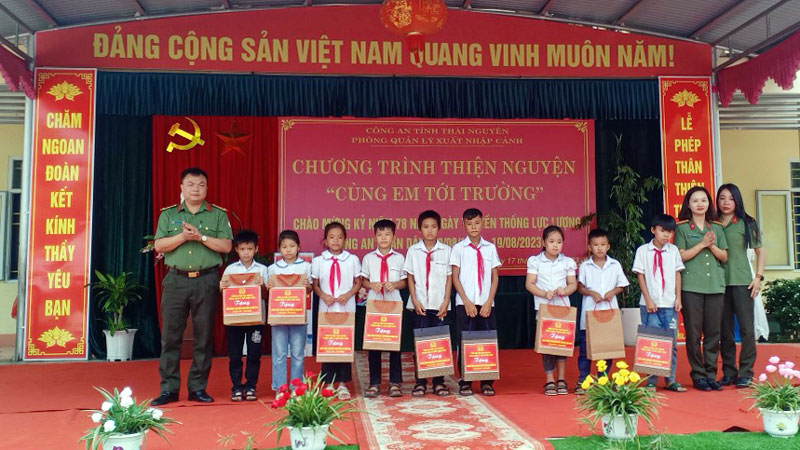 Nhiều hoạt động ý nghĩa nhân kỷ niệm Ngày truyền thống Công an nhân dân