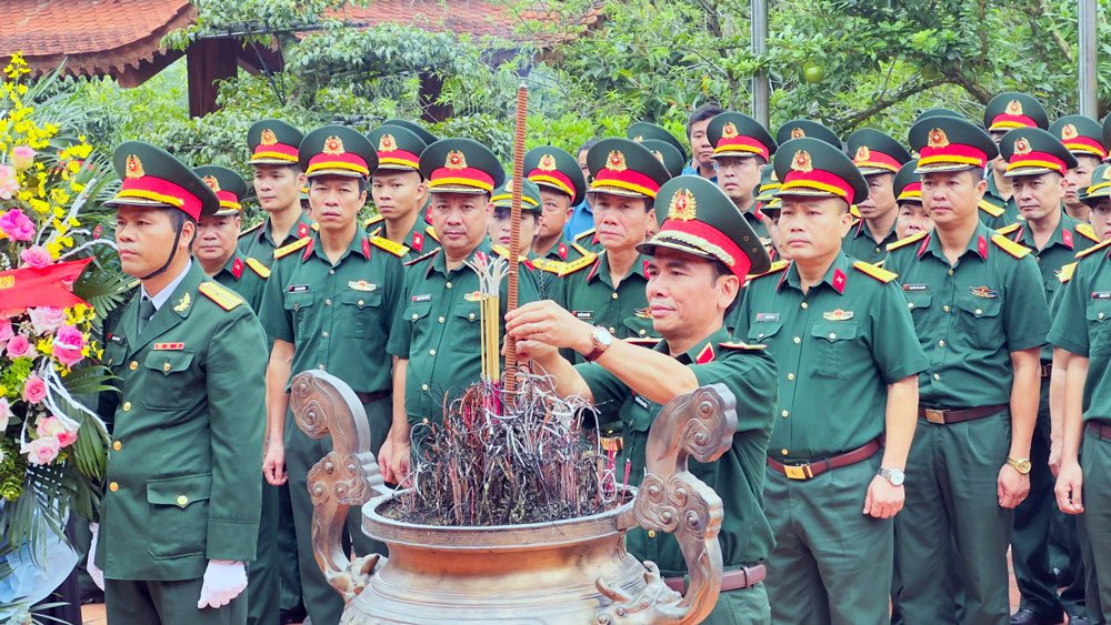 Đoàn cán bộ Quân khu 1 báo công dâng Bác tại ATK Định Hóa