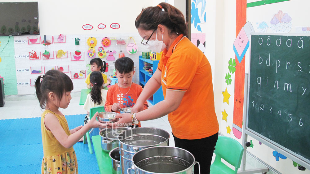 Đầu năm học mới các cơ sở giáo dục trên địa bàn tỉnh lại đối mặt với việc thiếu nhân lực để tổ chức dạy học, nhân viên nấu ăn ở các trường mầm non. Trong ảnh giờ ăn trưa của học sinh Trường Mầm non số 1 Hóa Thượng (Đồng Hỷ)