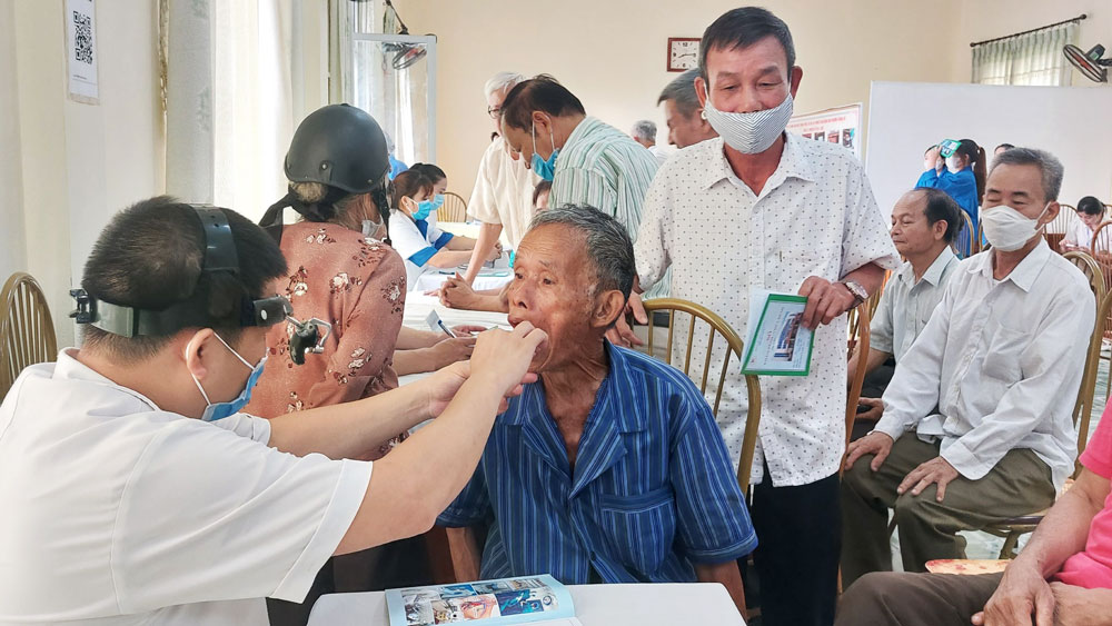 Khám, tư vấn sức khỏe cho đối tượng chính sách