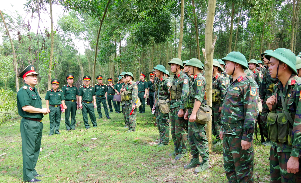 Trung tướng Nguyễn Hồng Thái, Ủy viên Trung ương Đảng, Tư lệnh Quân khu 1, kiểm tra công tác sẵn sàng chiến đấu tại Trung đoàn 246, Sư đoàn 346.
