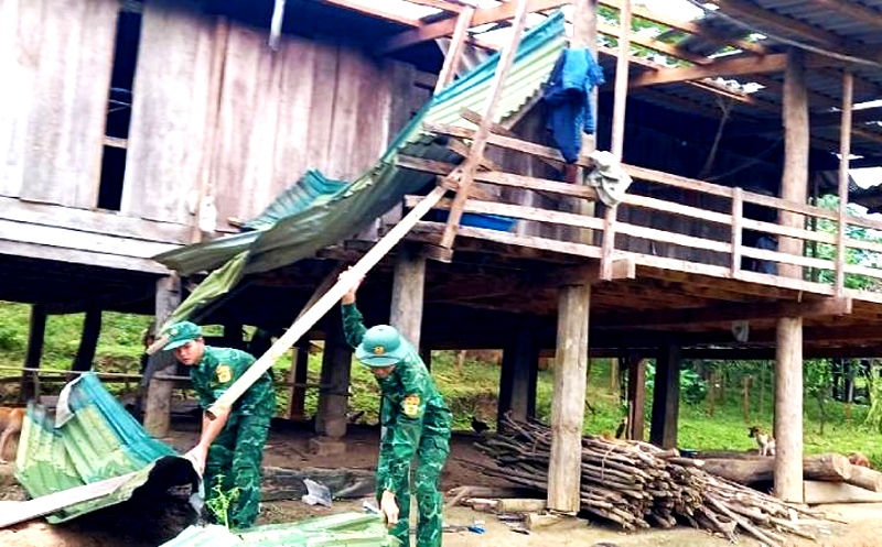 Quảng Bình: Bộ đội biên phòng hỗ trợ đồng bào khắc phục nhà cửa bị hư hại do lốc xoáy