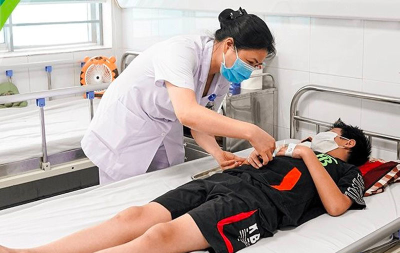 Chăm sóc bệnh nhi mắc sốt xuất huyết tại Bệnh viện Nhi trung ương.