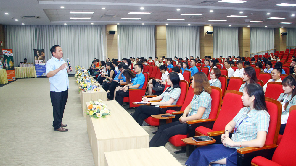 Gần 150 người lao động được tuyên truyền về HIV/AIDS