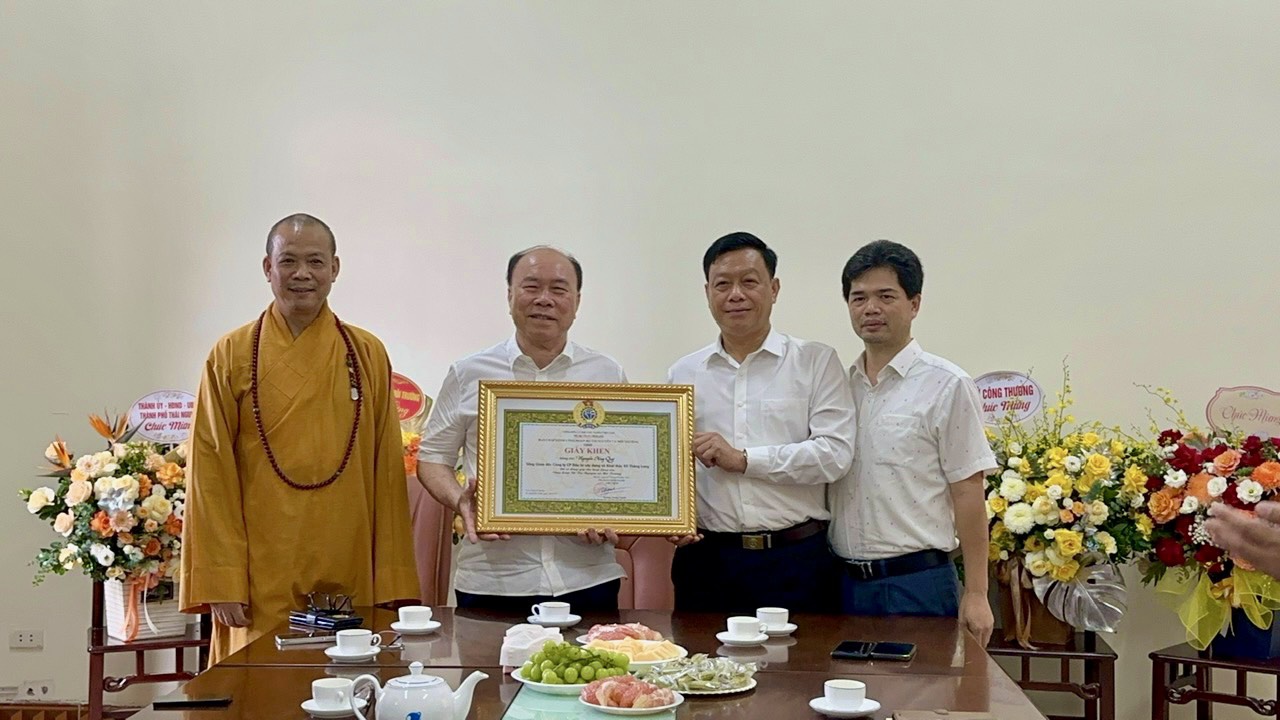 Giám đốc Công ty Thăng Long được biểu dương vì những đóng góp cho cộng đồng