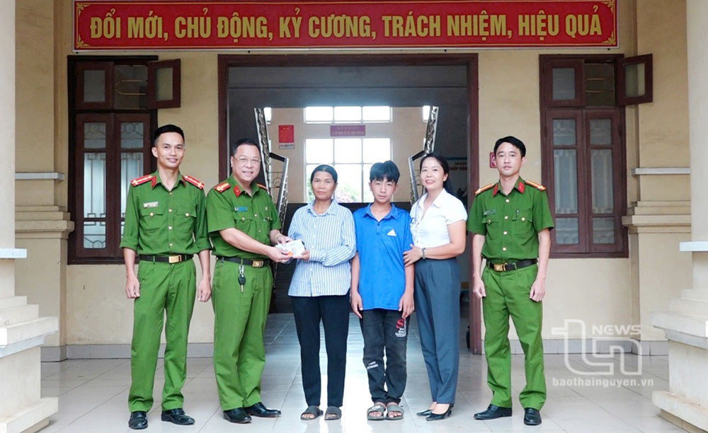 Công an huyện Phú Lương trao trả lại số tài sản cho người bị mất là bà Trần Thị Hiền.