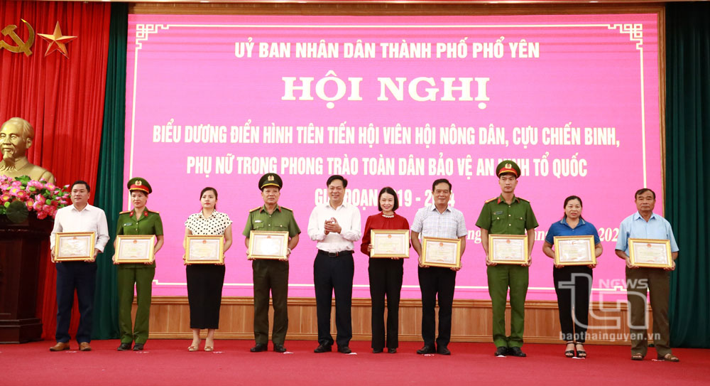 UBND TP. Phổ Yên khen thưởng những tập thể xuất sắc trong giữ gìn an ninh trật tự.