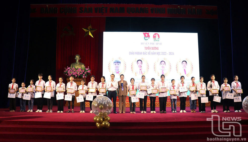 Lãnh đạo huyện Phú Bình trao giấy chứng nhận Cháu ngoan Bác Hồ cho các cháu thiếu nhi có thành tích xuất sắc trong học tập và rèn luyện.