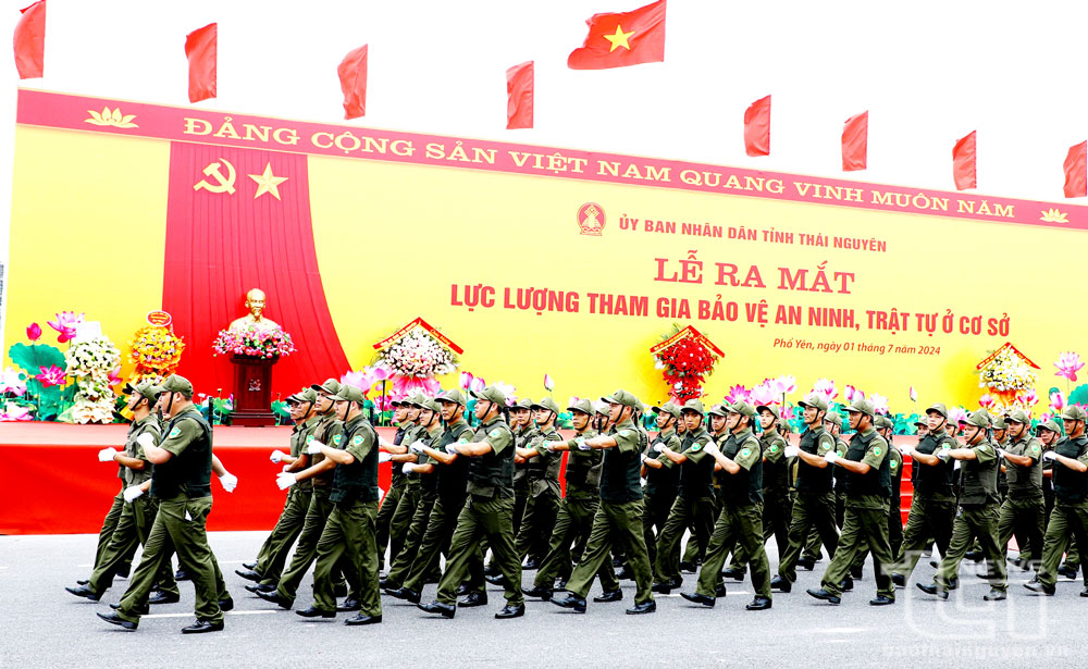 Lực lượng bảo vệ an ninh trật tự ở cơ sở trên địa bàn tỉnh duyệt đội ngũ tại Lễ ra mắt (ngày 1/7/2024). Ảnh: M.H