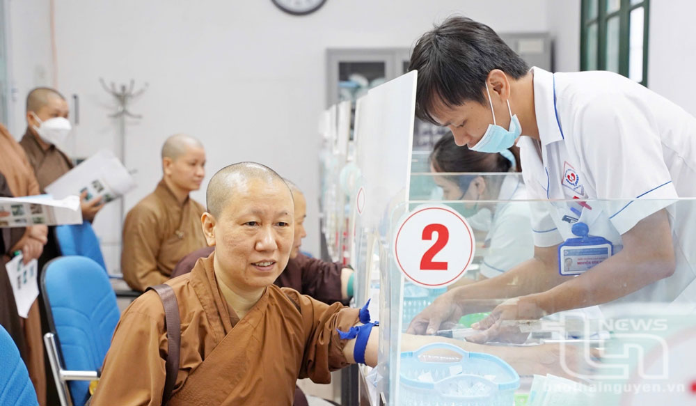 Khám bệnh, cấp phát thuốc miễn phí và tặng quà cho các tăng, ni  