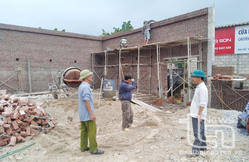 Đồng chí Nguyễn Danh Hà (người mặc áo trắng), Chủ tịch Hội Cựu chiến binh thị trấn Quân Chu, Bí thư Chi bộ tổ dân phố Đền, kiểm tra tiến độ xây dựng nhà văn hóa tổ dân phố.