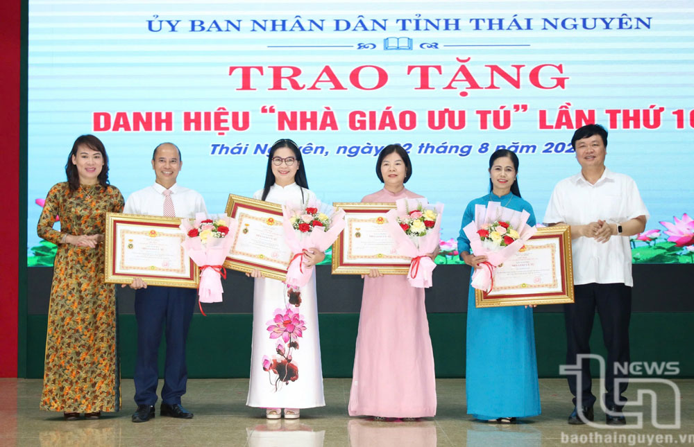Sở GD&ĐT vinh danh 4 nhà giáo được phong tặng danh hiệu Nhà giáo Ưu tú đợt 2 năm 2024.