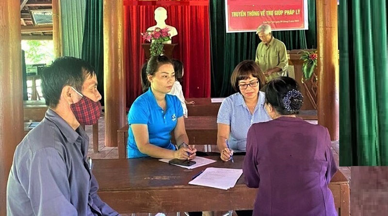 Người dân có liên quan đến luật pháp được cán bộ Trung tâm Trợ giúp pháp lý nhà nước tỉnh Thái Nguyên hỗ trợ.