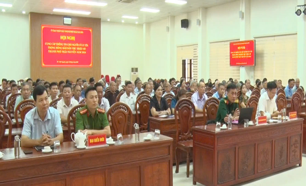 Cung cấp thông tin cho người có uy tín trong đồng bào dân tộc thiểu số