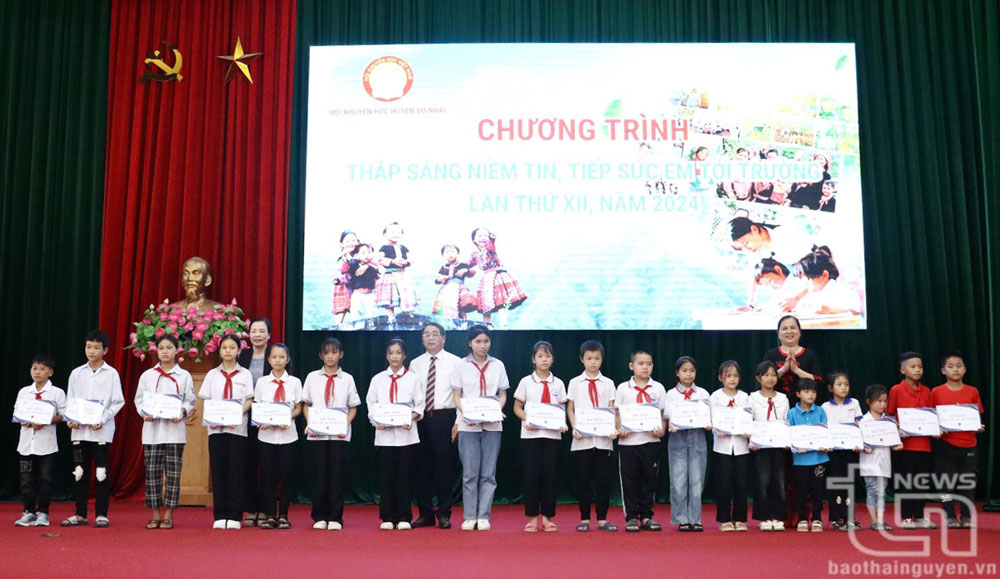 Võ Nhai: Trao 158 suất học bổng cho học sinh có hoàn cảnh khó khăn